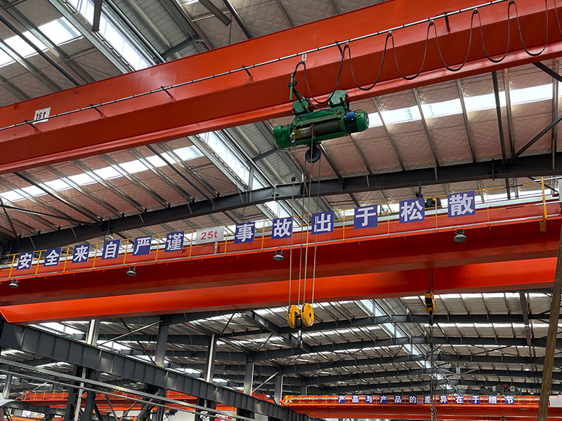 雙梁橋式施工現(xiàn)場(chǎng)